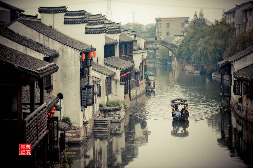 加沙女孩趴母亲墓地上 心碎呼唤：我看不到你了